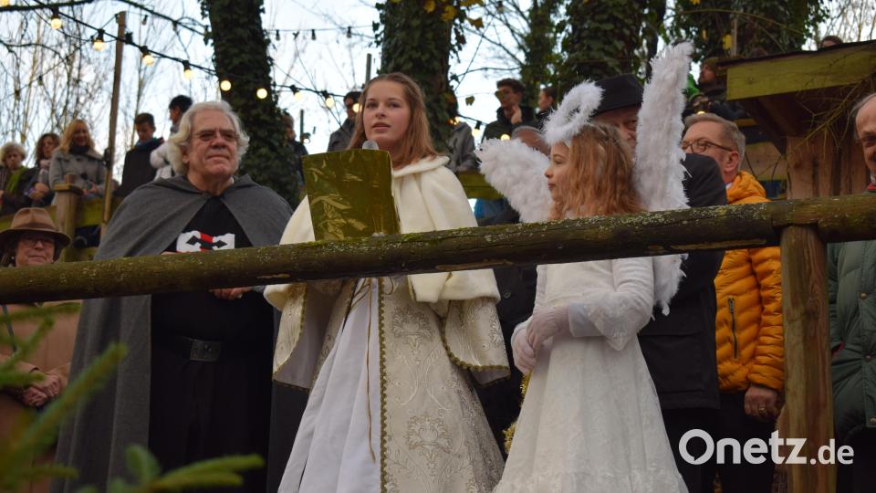Der Hausherr, Burkhard Graf Beissel von Gymnich (links) und das Christkind eröffneten den historischen Weihnachtsmarkt auf Schloss Guteneck. Bild: bnr