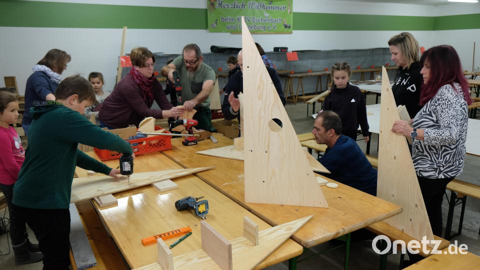 Schon beim Vorfertigen der Bastelteile herrschte rege Betiebsamkeit Bild: do