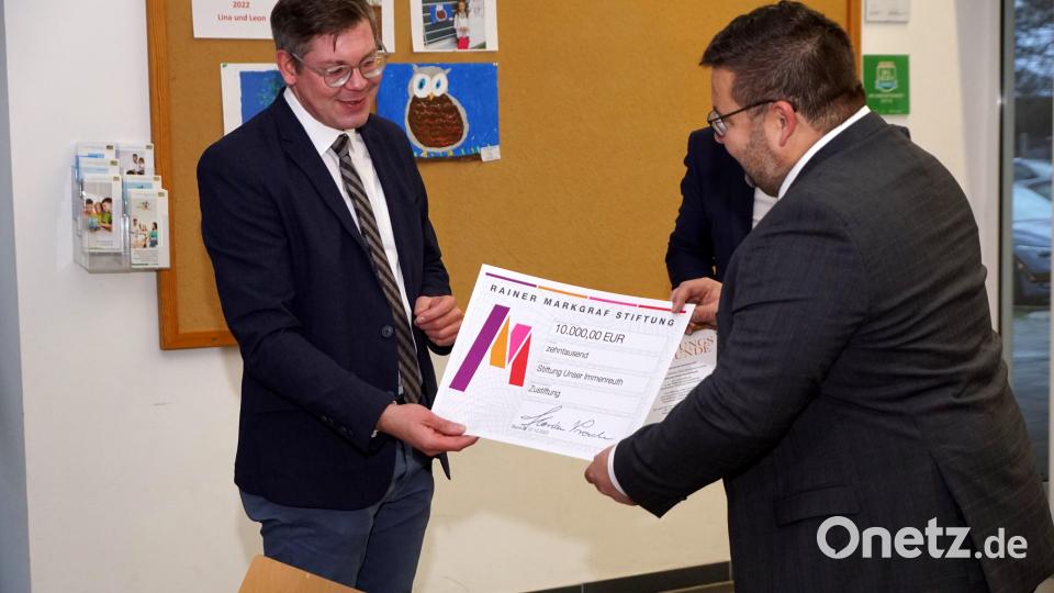 Mit 10000 Euro stattete die Rainer Markgraf Stiftung die Stiftung „Unser Immenreuth“ aus. Florian Prosch (links) überreichte den Scheck an Bürgermeister Thomas Kaufmann. Bild: bkr