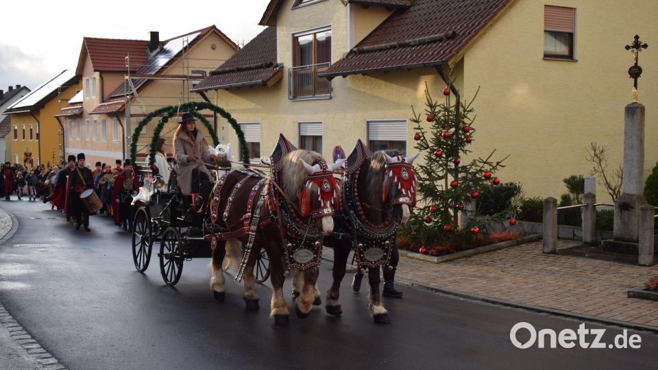 Auf einer Kusche und begleitet von Trommeln und Fanfaren zog das Christkind durch Guteneck zum Schloss. Bild: bnr