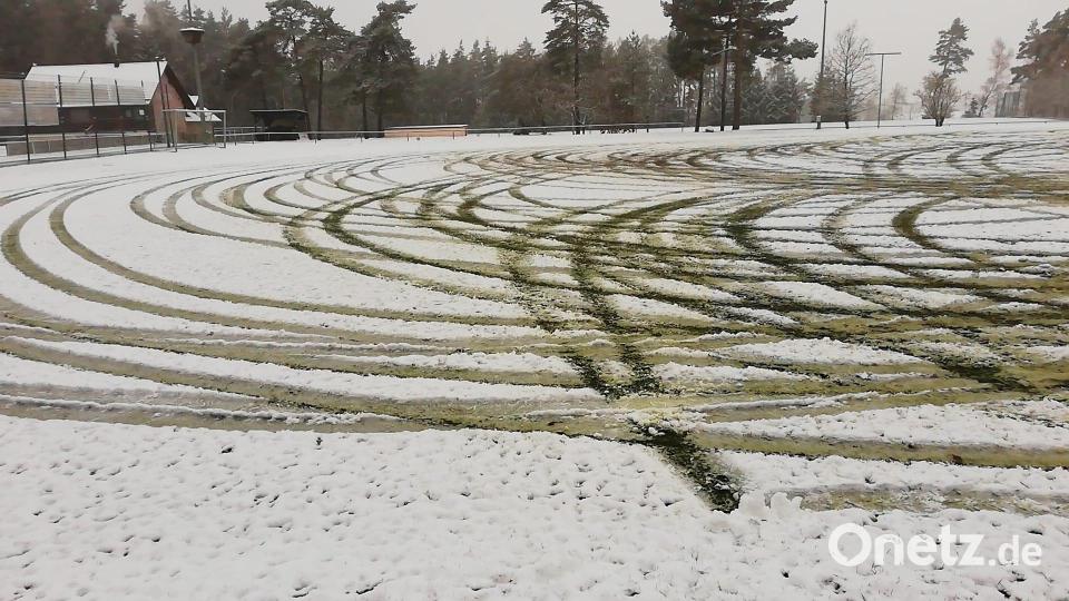 So sah es am vergangenen Wochenende auf dem Gelände des FC Edelsfeld aus. Ein Autofahrer hatte die Rasenfläche zum Driften benutzt. Bild: Manfred Pirner/exb