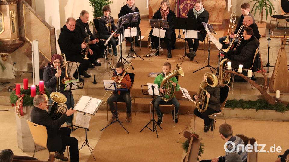 Die vier Jungbläser Sabine, Toni, Korbinian und Carolin (von links) durften unter der Leitung von Kurt Lehnerer (vorne) zum ersten Mal auftreten. Bild: cog