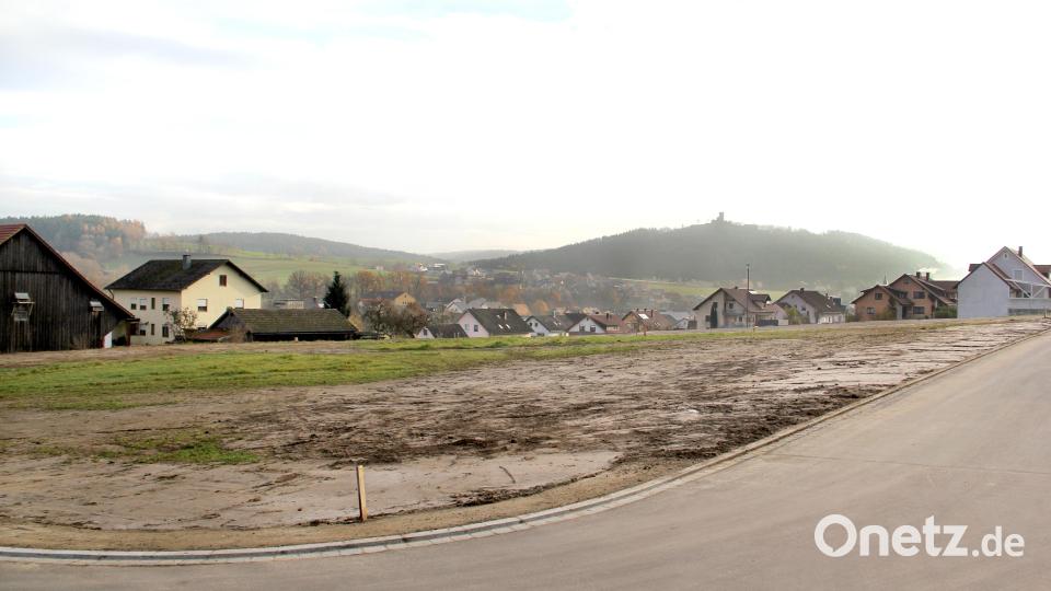 Voll erschlossen und vorbildlich aufgeräumt präsentiert sich das neue Baugebiet Am Tradl. Bild: Josef Böhm