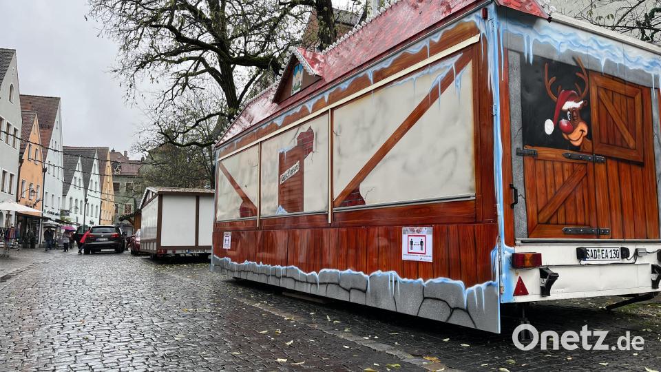 Noch sind die Hütten des Christkindlmarktes in Weiden geschlossen. Bild: wes