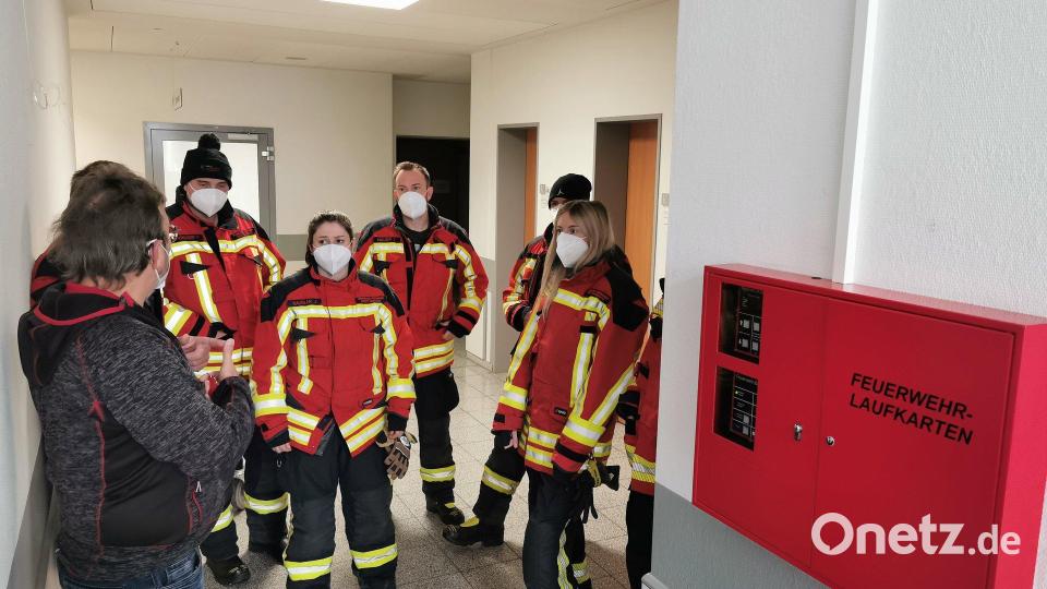 Brandschutzbeauftragter Gerhard Frank und Michael Denz, Fachbereichsleiter Brand der Feuerwehr Kemnath, besprach hier mit den Feuerwehrleuten die Maßnahmen bei einem Brandmeldeanlagenalarm. Bild: mde