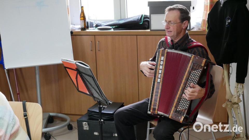 Alois Fischer sorgte mit weihnachtlichen Liedern für die musikalische Unterhaltung der spontan mitsingenden Senioren. Bild: hmr
