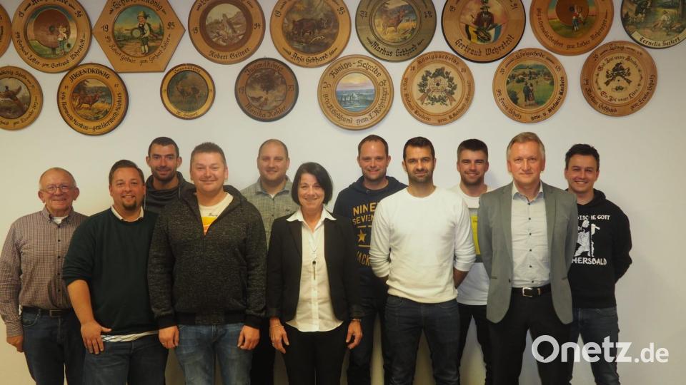 Der für zwei Jahre gewählte Vorstand mit den Ausschussmitgliedern des Sportvereins Michaelpoppenricht (von links): Josef Lang, Michael Eckl, Mario Rudert, Franz Schubert, Sven Schmidt, 3. Bürgermeisterin Claudia Kammerl, Thomas Rudert, Michael Rudert, Bastian Boesen, Hans Prechtl, Sebastian Piehler. Nicht auf dem Bild Yvonne Roidl, Rainer Schmid, Jasmin Schmidt und Stefan Hüttl. Bild: ew