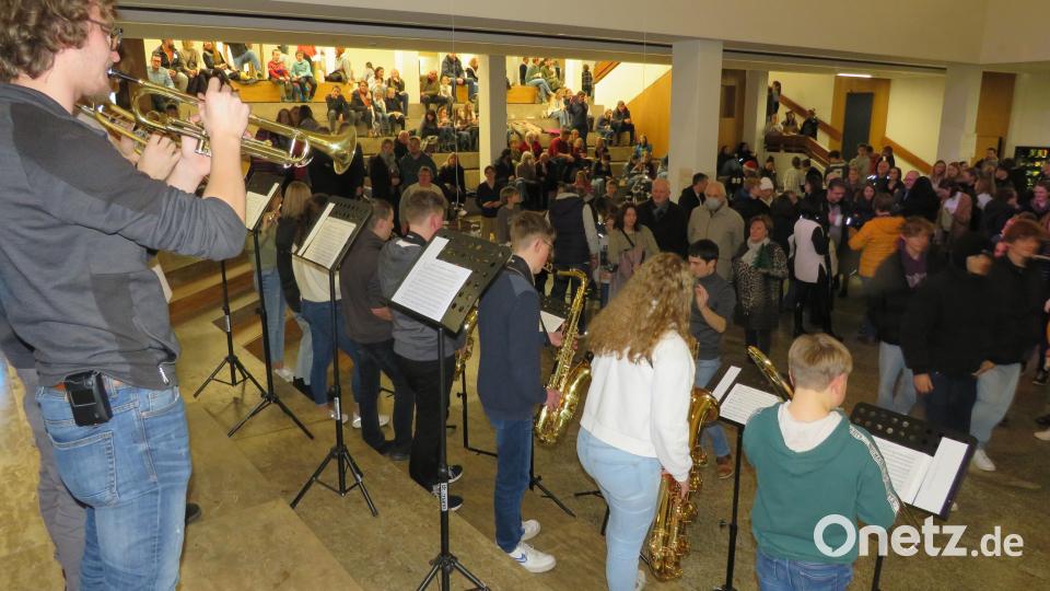 Gut besucht war der Adventsmarkt im Gymnasium Bild: adj