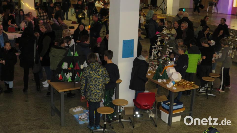 Gut besucht war der Adventsmarkt im Gymnasium Bild: adj