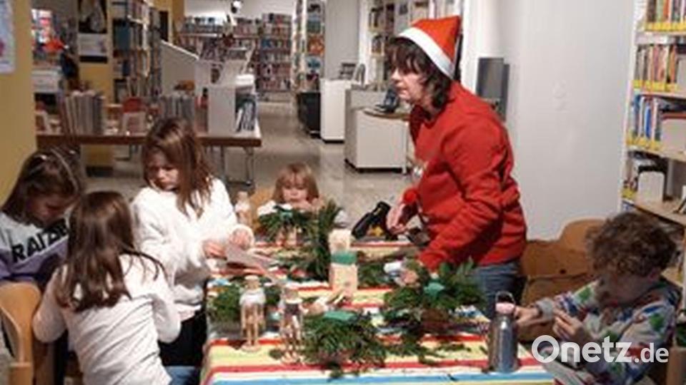 Zusammen mit Nicole Schuller vom Museumsteam durften die Kinder in der Stadtbücherei Weihnachtsgestecke basteln. Bild: Stadtbücherei Mitterteich/exb