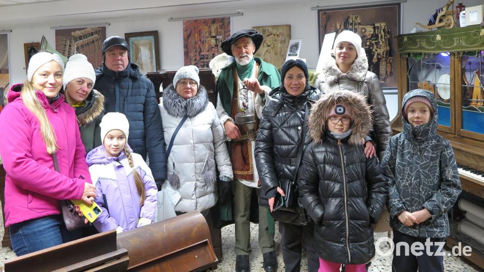 Auch Gäste aus der Ukraine interessierten sich am Candlelight-Abend für die Geschichte ihrer Kemnather „Heimat auf Zeit“. In seiner Gewandung als Ritter Caspar von Erlbeck geleitete HAK-Ehrenvorsitzender Hans Rösch (hinten Mitte) die Gruppe auch durch die Musikautomatenausstellung „Musikeum“. Bild: bjp