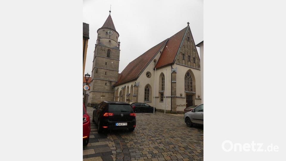 Für die Erweiterung der Pfarrkirche (rechts) war 1893 der Abbruch eines Wohngebäudes erforderlich. Fortgeführt wurde der Bau des Kirchturms durch einen weiteren Teil des oberen Rundbaues (mit Uhr). Bild: rn