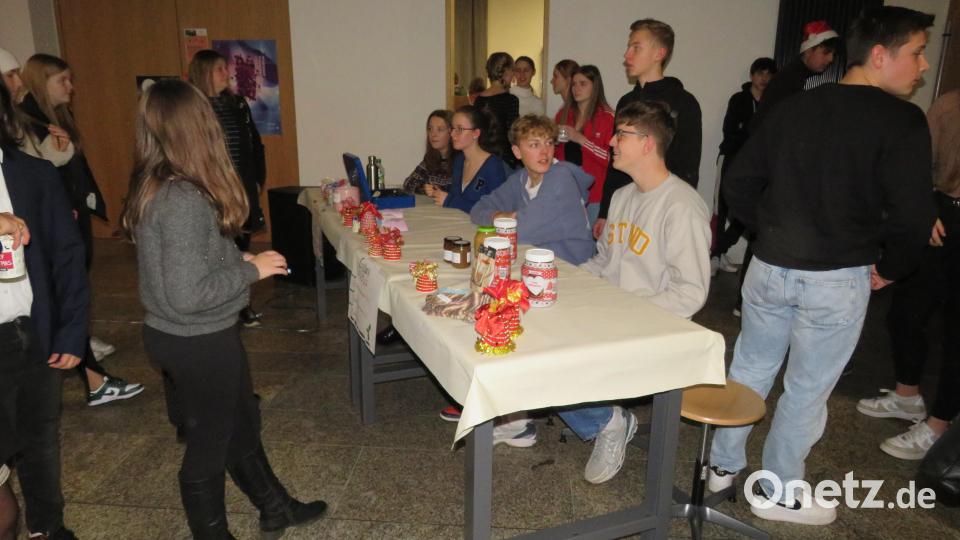Gut besucht war der Adventsmarkt im Gymnasium Bild: adj