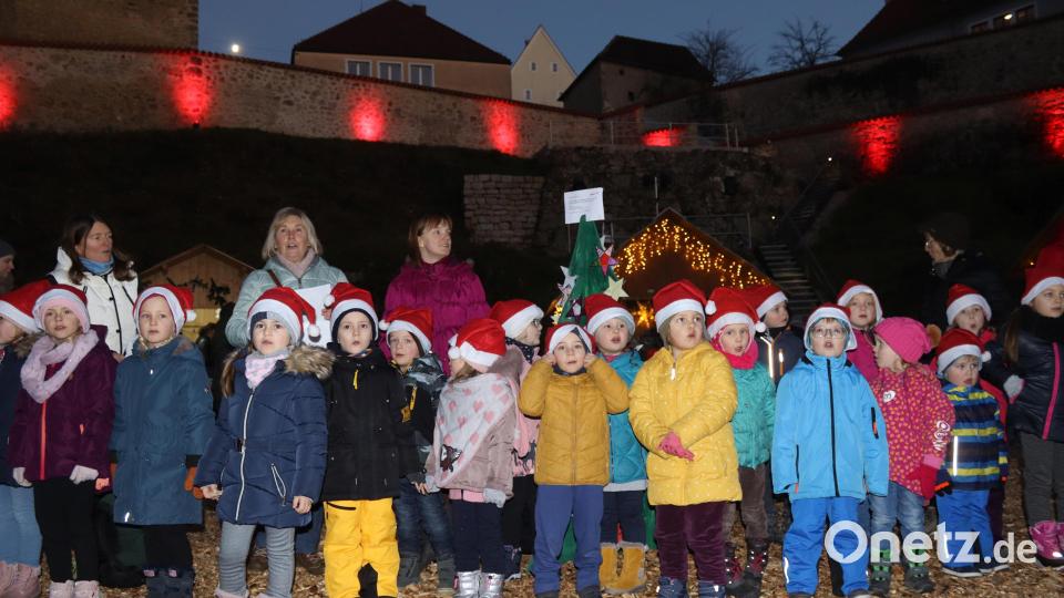 Da wurde den Erwachsenen warm ums Herz: Der Kindergarten am Loderhof beteiligte sich an der Eröffnung des Weihnachtsmarkts mit einer Aufführung. Bild: mfh