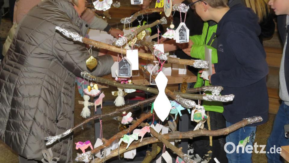 Gut besucht war der Adventsmarkt im Gymnasium Bild: adj