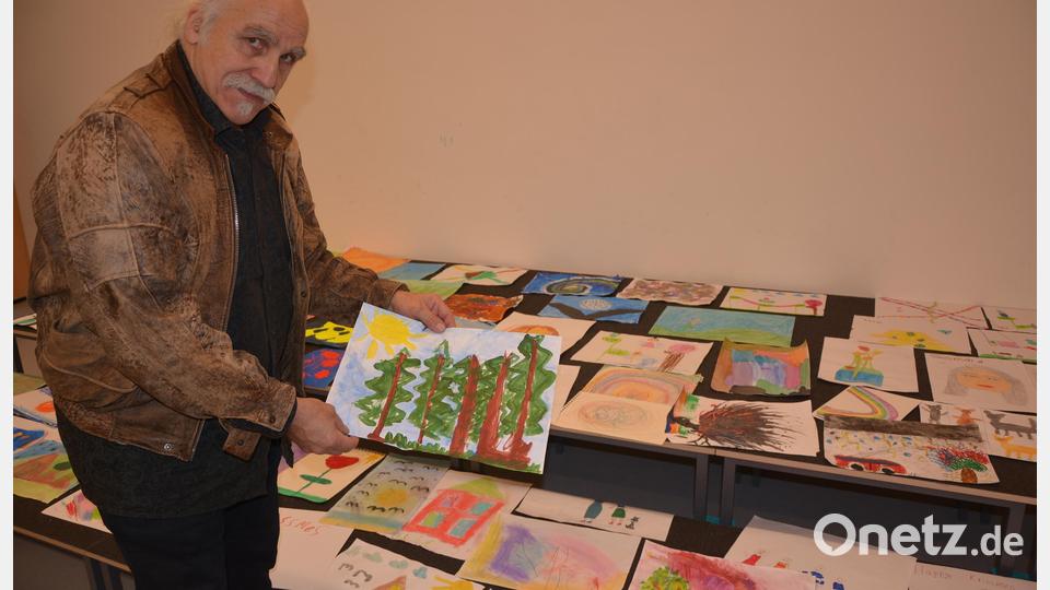 Jeff Beer schaut auf die Arbeiten der Schüler bei dem zweitägigen Kunstprojekt an der Grundschule Mitterteich. Bild: jr