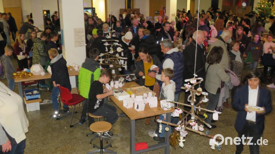 Gut besucht war der Adventsmarkt im Gymnasium Bild: adj