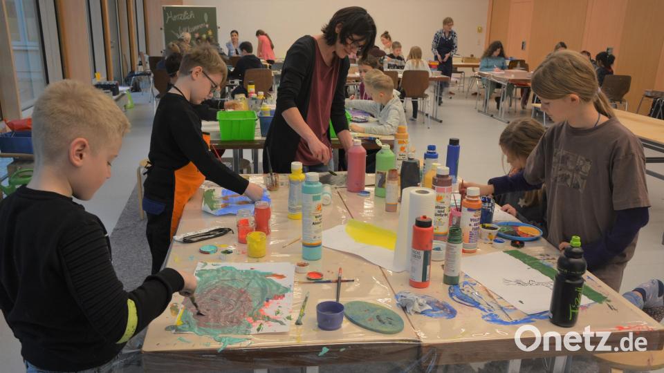 Fleißig gearbeitet haben 27 Kinder bei einem inklusiven Kunstprojekt in der Aula der Grundschule Mitterteich. Bild: jr