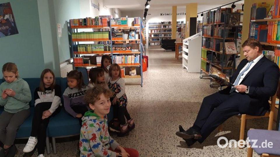 Bürgermeister Stefan Grillmeier las den Kindern Geschichten vor. Bild: Stadtbücherei Mitterteich/exb