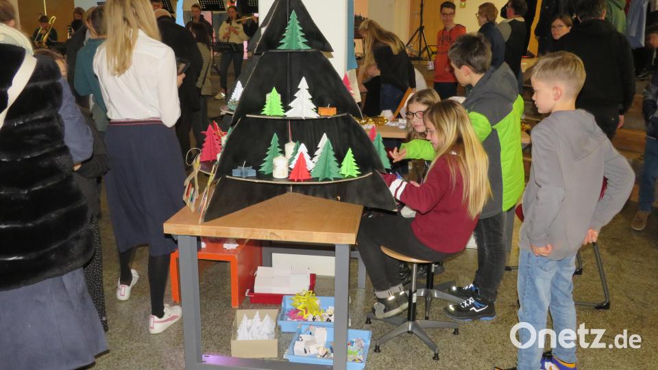 Gut besucht war der Adventsmarkt im Gymnasium Bild: adj