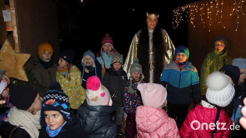 Große Überraschung für die kleinen Besucher: das Christkind war auf dem Weihnachtsmarkt. Bild: mfh
