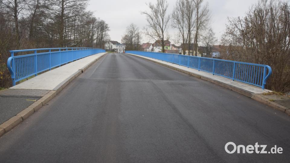 Die Brücke über die Haidenaab. Oben sieht sie Top aus. Aber das Fundament weist Schäden auf. Bild: fz