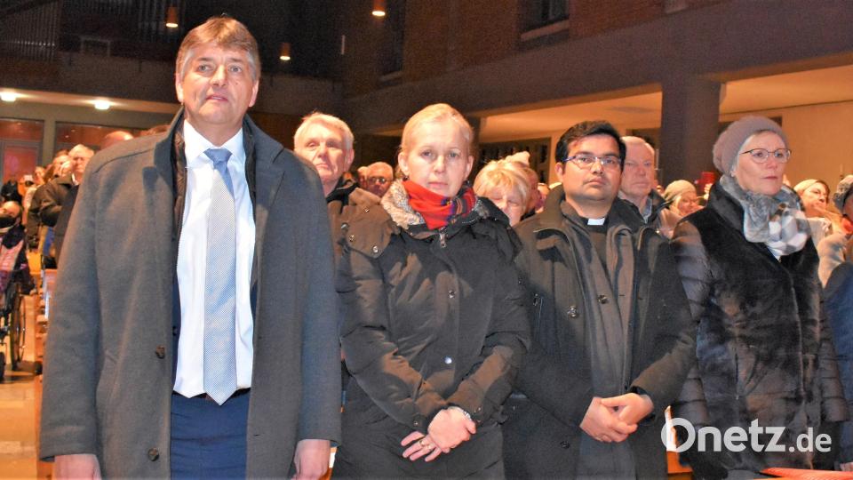 Auch Bürgermeister Edgar Knobloch und Pfarrer Daniel Fenk genossen das Weihnachtskonzert der USAREUR-Band mit Chorus in der Friedenskirche Bild: rgr
