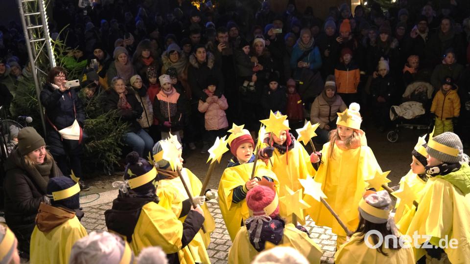 Mit einem Tanzlied zur „wunderschönen Weihnachtszeit“ läuteten die Kindergartenkinder den Neunburger "Burg-Advent" ein. Sehr zur Freude der zahlreichen Besucher, die zum Auftakt des Weihnachtsmarktes in den Burghof kamen. Bild: Hirsch