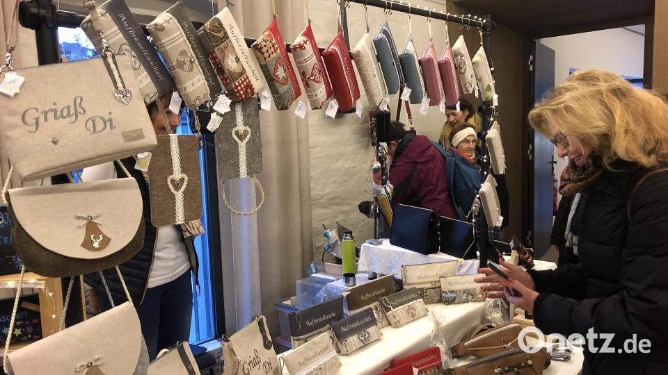 Kleine Taschen, beschriftet mit kleinen Worten - zum Beispiel &quot;Griaß di&quot; - konnte man im Tagungszentrum kaufen. Bild: wro