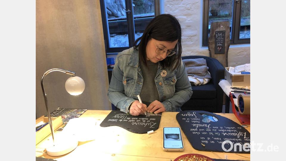 Lustige, besinnliche und individuelle Merksätze konnte man sich beim &quot;Sprücheklopfer&quot; auf eine Tafel malen lassen. Für den Verkaufsstand hatte sich das Team aus Schwarzenbach bei Bärnau eine Ecke im Brauhaussaal des Tagungszentrums gesichert. Bild: wro