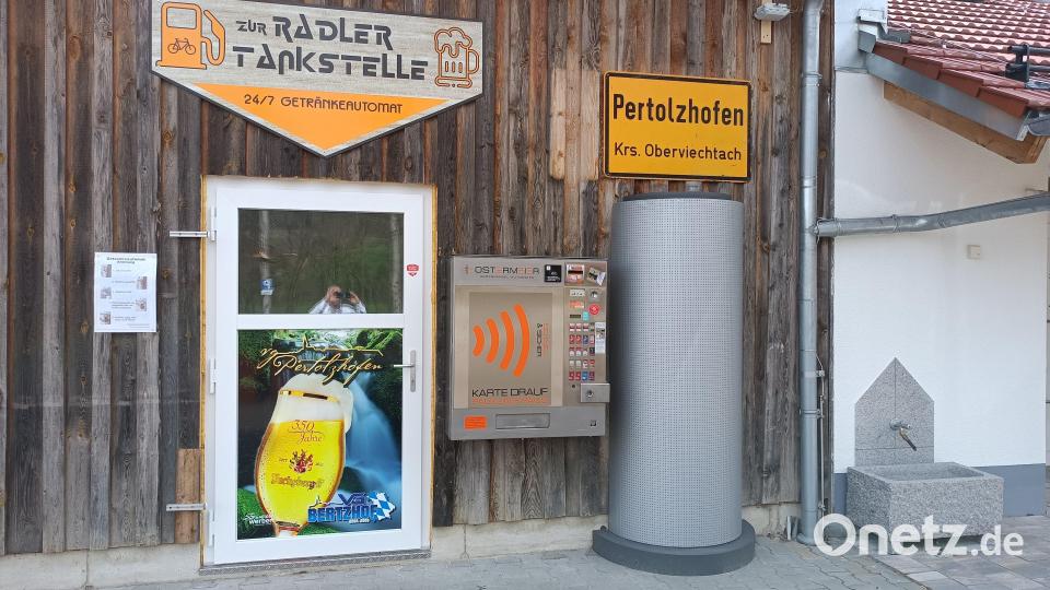 Die Radler-Tankstelle in Pertolzhofen schließt eine Versorgungslücke. So etwas würde sich auch Stadlern wünschen, damit Wanderer und Radfahrer den Ort nicht durstig passieren müssen. Bild: Wunibald Zwack