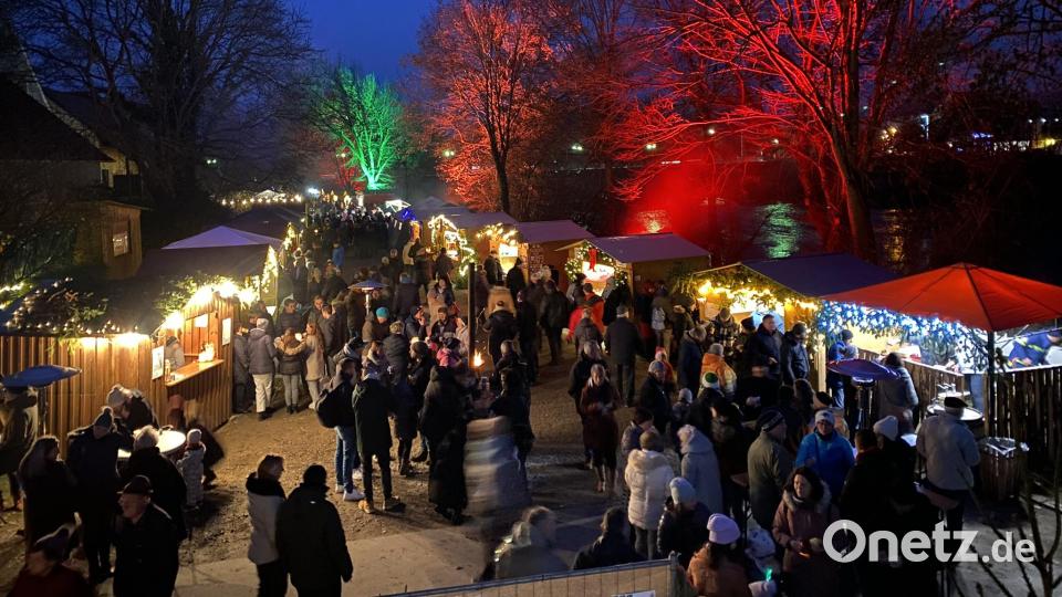 Lichterzauber und adventlich dekorierte Buden prägten das Bild zum Nikolausmarkt 2022 in Nabburg-Venedig. Bild: aub