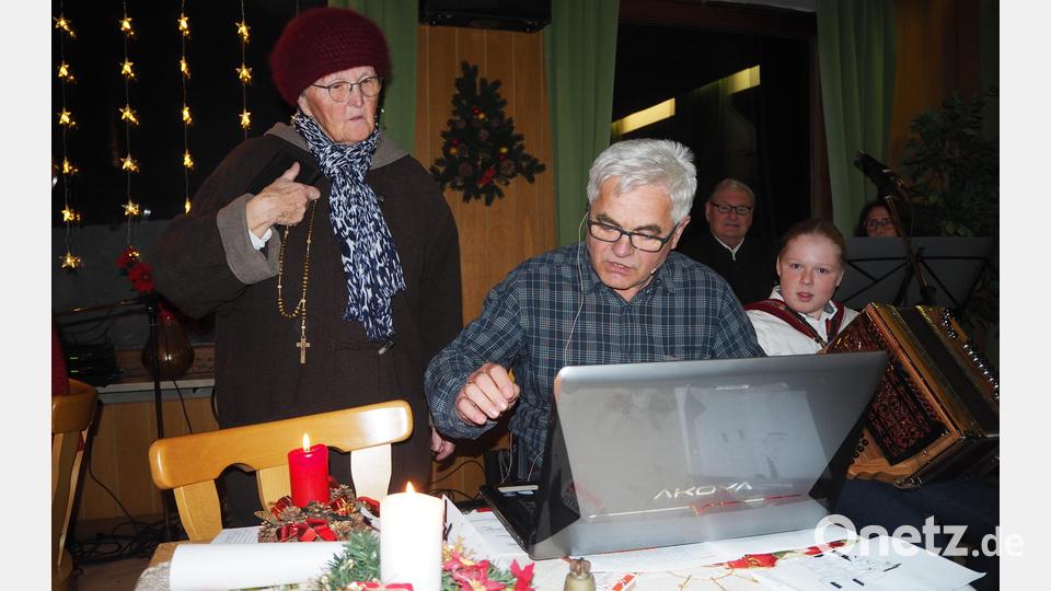 Der Sketch mit Regina Schmid und Rudi Förster kommt bei den Hutz-Leit hervorragend an. Bild: krb