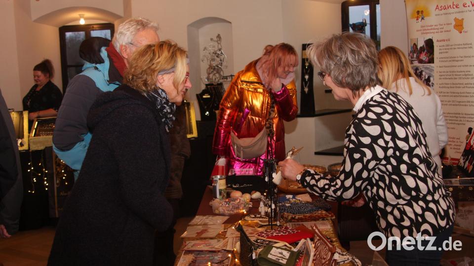 Der Kunsthandwerklicher Adventsmarkt in Falkenberg hielt für jeden etwas bereit. Bild: wro