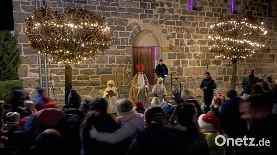 Endlich erschien der Hl. Nikolaus am Portal seiner Kirche, heiß ersehnt von den Kindern. Bild: aub