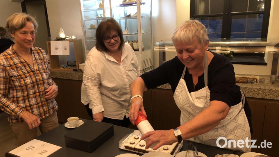 Selbstgemachte Kücheln aus der Backstube in Thann, gefertigt von Theresia Schreier (rechts) lockten die Besucher in die Ritterstube. Das Angebot an Kaffee, Kuchen, Küchln und Donuts fand großen Anklang. Das Burg-Café wurde am Samstag von Hedwig Bauer und Lisa Weiß (von links) mit betreut. Bild: wro