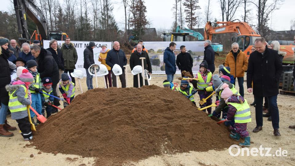 Fleißige Helfer sind immer gefragt: Weil in der Neuen Mitte auch der Kindergarten &quot;Sonnenschein 2&quot; gebaut wird, haben die Kindergartenkinder ihren eigenen Spatenstich vorgenommen und hätten am liebsten gleich weiter gearbeitet. Bild: bö