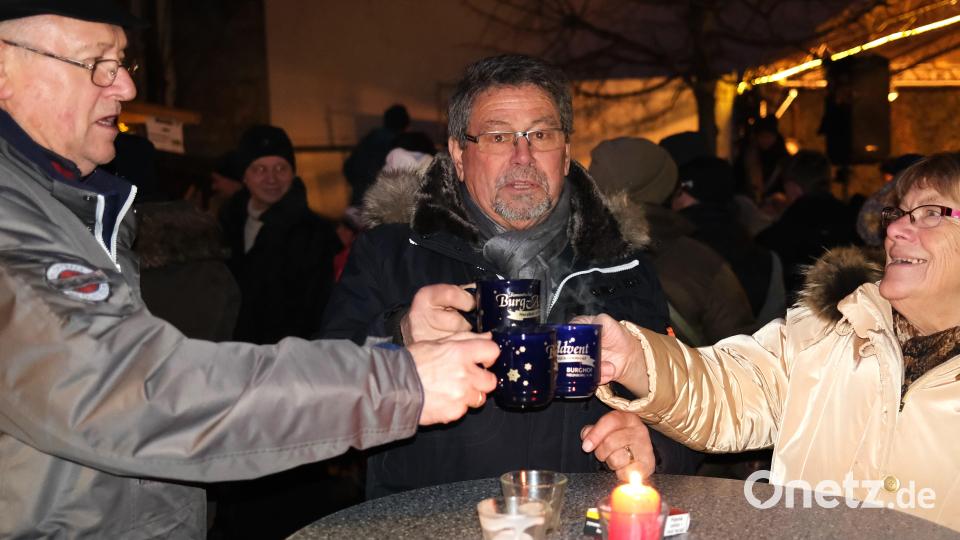 Die Besucher genossen die Stimmung beim Burg-Advent und ließen sich den Glühwein schmecken. Bild: Hirsch