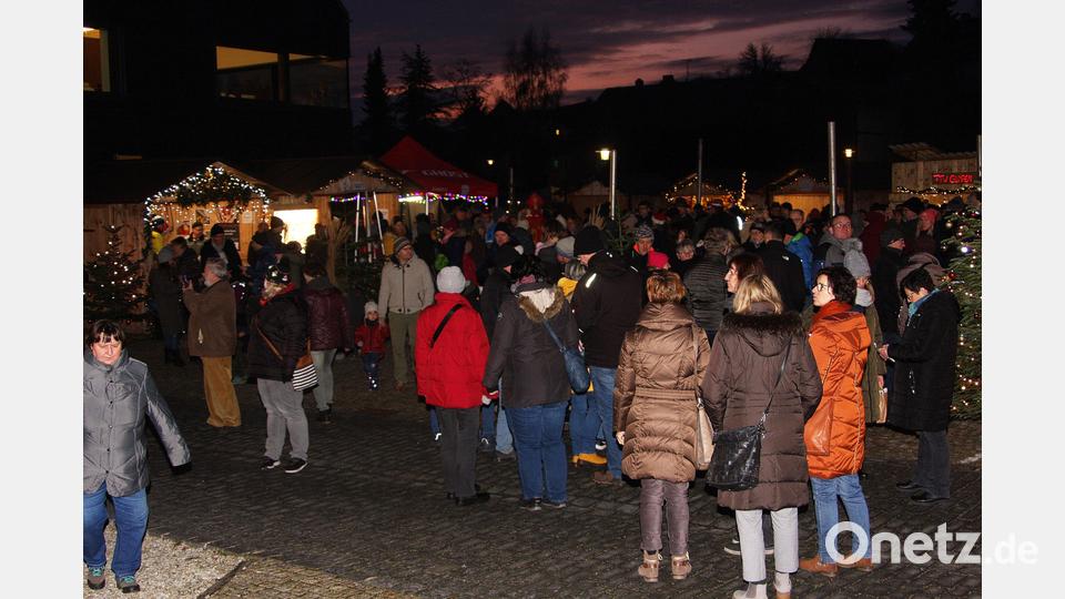 Kunsthandwerklicher Adventsmarkt Falkenberg war nach Einbruch der Dunkelheit besonders einladend. Bild: wro