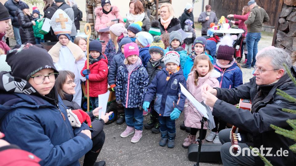 Die Kinder der Kita Speinshart gestalteten mit Kita-Leiterin Waltraud Wagner und den Erzieherinnen und mit der Gitarre begleitet von Pater Adrian Kugler (re), die Familienfeier der Kinderkrebshilfe mit fröhlichen Adventsliedern Bild: do