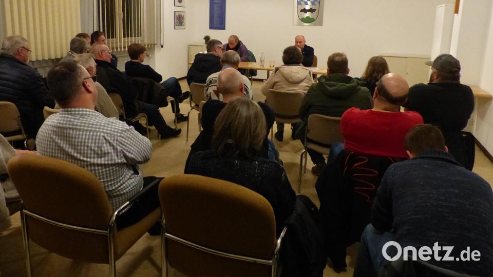 Die vorbereiteten Sitzgelegenheiten reichten nicht aus, zusätzliche Stühle mussten für die Besucher der Bürgerversammlung herbeigeschafft werden Bild: hme