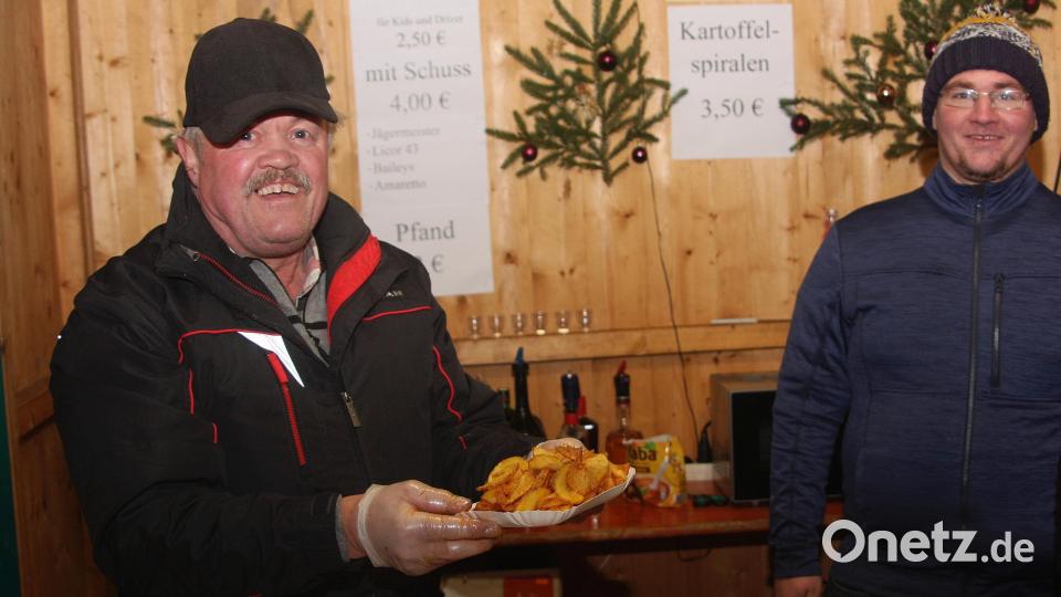 Dieses Angebot fand sehr großen Anklang: Die frisch geschnittenen und gebackenen Kartoffelspiralen aus der Küche der Freiwilligen Feuerwehr Gumpen. Bild: wro