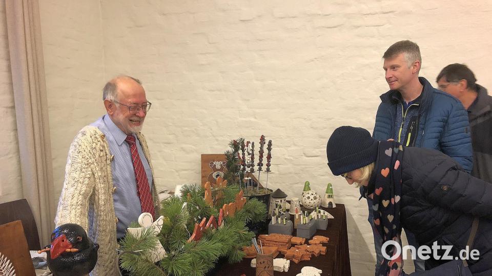 Die Keramiksachen wurden von der Kemnatherin Beate Wörhl angeliefert und - unter anderem - auch vom ehemaligen Bürgermeister der Marktrgemeinde Falkenberg, Herbert Bauer (links) zum Verkauf angeboten. Bild: wro