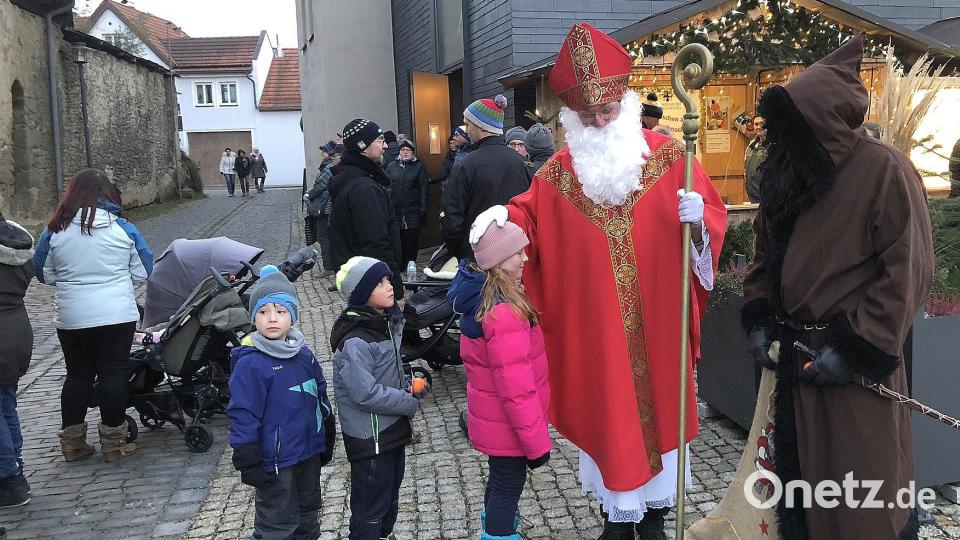 Ihre Kreise zogen auch der Nikolaus und Knecht Ruprecht. Hinter dem weißen Bart verbarg sich Hartmut Griebel, die Aufgaben des Knechtes übernahm Harald Fischer. Bild: wro