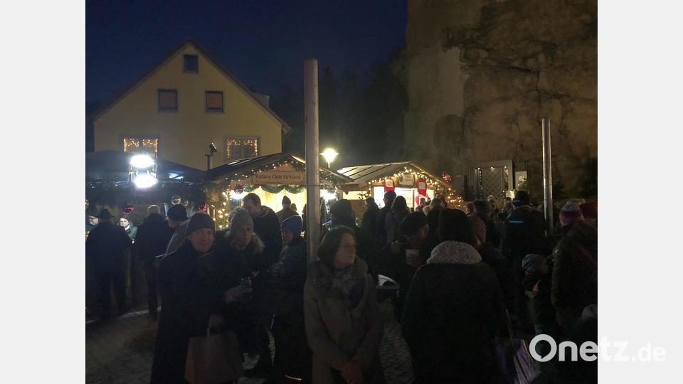 Der Kunsthandwerkliche Adventsmarkt in Falkenberg war am Wochende Ziel Vieler, die wieder einmal die vorweihnachtliche Atmosphäre in und an der Burg erleben wollten. Bild: wro