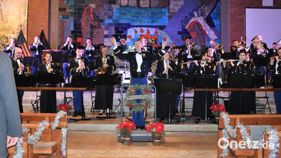 Das Weihnachtskonzert der USAREUR-Band mit Chor in der Friedenskirche versetzte die 800 Zuhörer in Feiertagsstimmung. Bild: rgr