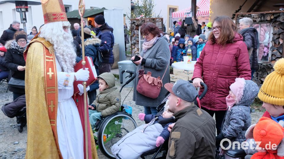 Für jedes Kind hatte der Nikolaus bei der zentralen Adventsfeier der Kinderkrebshilfe in der Region Oberpfalz Nord ein paar persönliche Worte. Bild: do