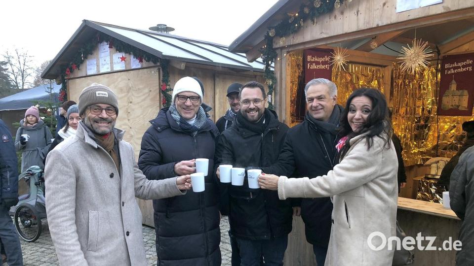 Beim Kunsthandwerklichen Adventsmarkt konnte man auch bekannte Gesichter entdecken. Am Glühweinstand der Blaskapelle Falkenberg trafen sich - von links - Stellvertretender Landrat Alfred Scheidler, Bürgermeister Bernd Sommer aus Waldsassen, Falkenbergs Bürgermeister Matthias Grundler und Margit Bayer, Bürgermeisterin aus Waldershof (rechts im Bild). Hinzu gesellte sich auch Landrat Roland Grillmeier (Zweiter von rechts). Bild: wro