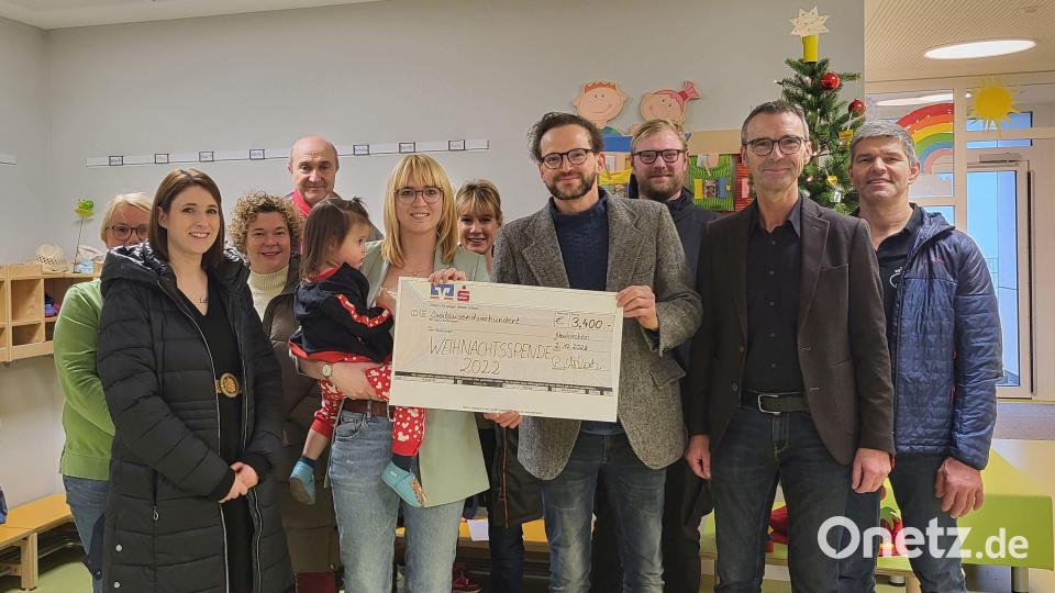 An der Übergabe der Weihnachtsspende in der Kinderkrippe Arche Noah nahmen neben Bürgermeister Peter Achatzi auch einige der beteiligten Geschäftsleute aus der Gemeinde Neukirchen teil. Bild: lei