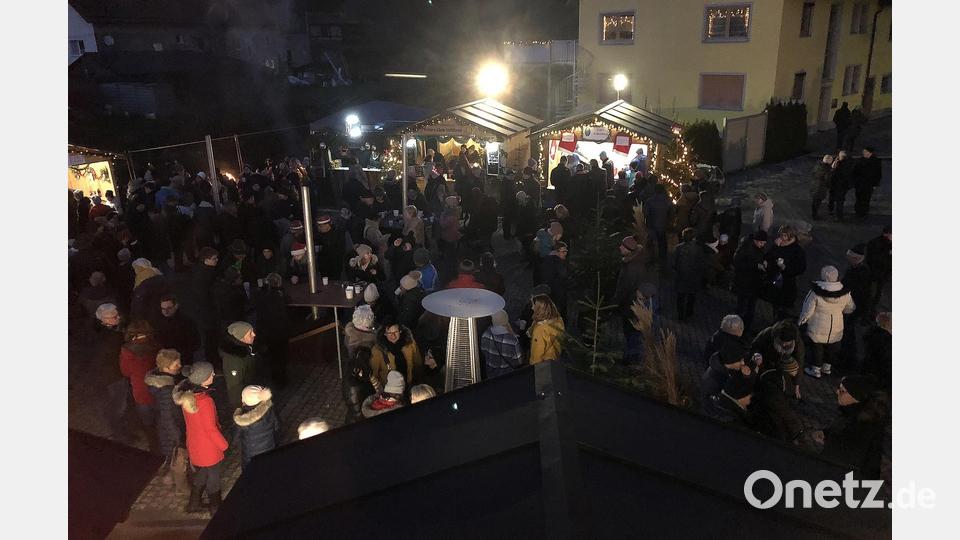 Nach Einbruch der Dunkelheit verwandelte sich die Schwaige in ein Lichterdorf. Bild: wro